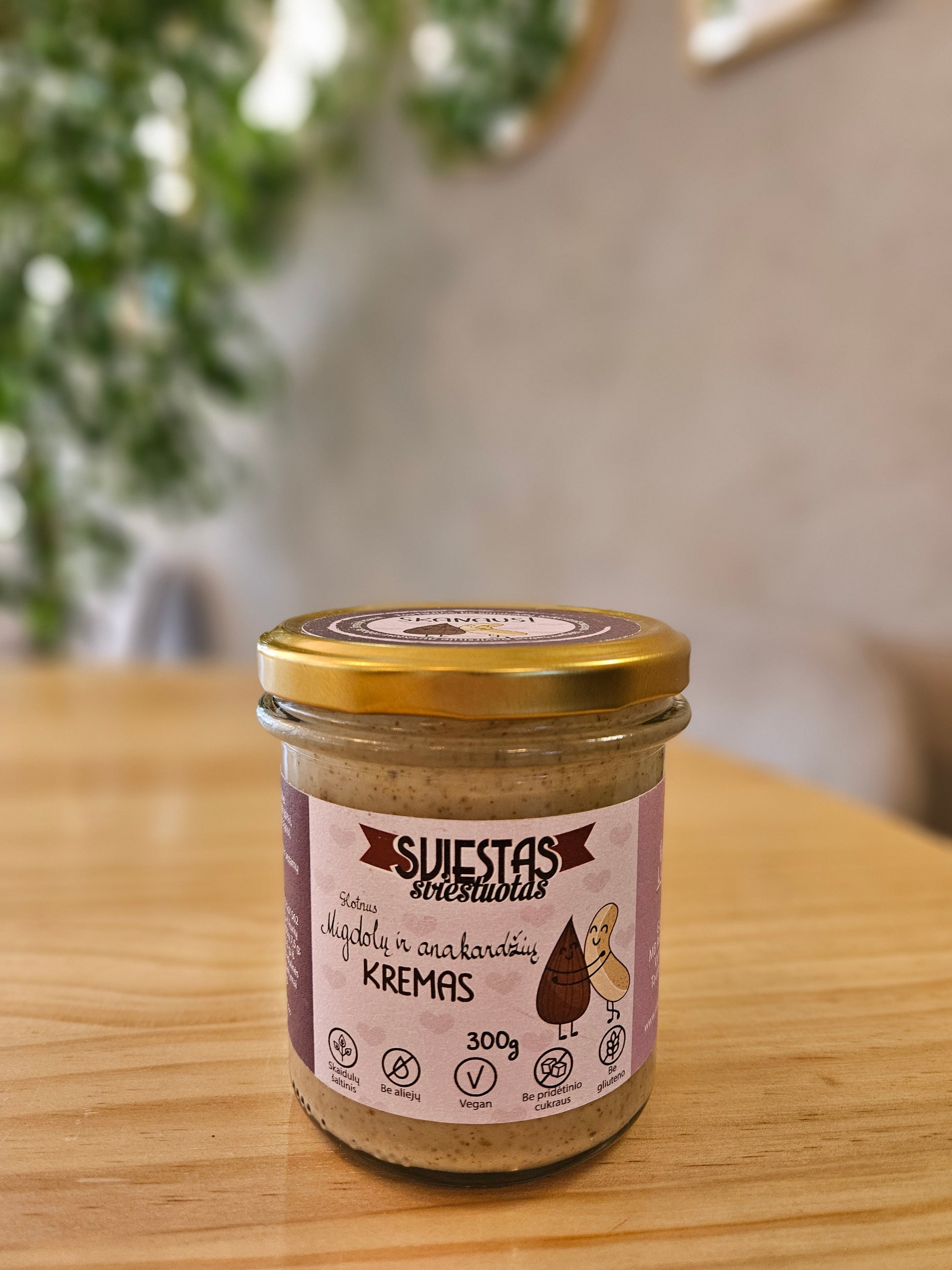 Glotnus migdolų ir anakardžių riešutų kremas