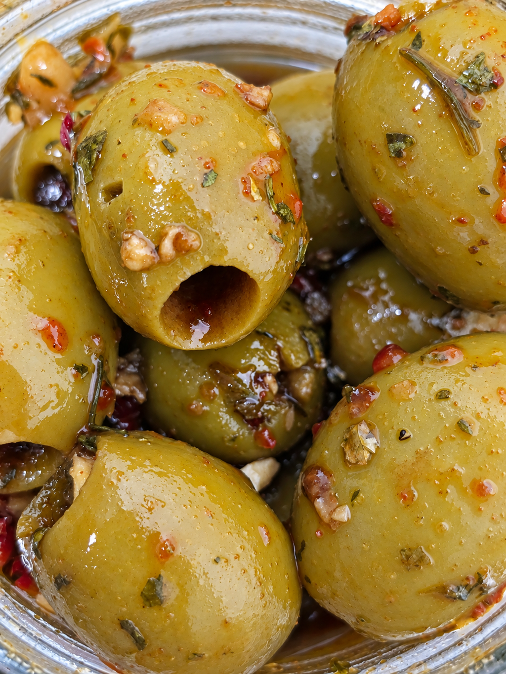 Marinuotos alyvuogės su česnaku 250 g – alyvuogių detalė