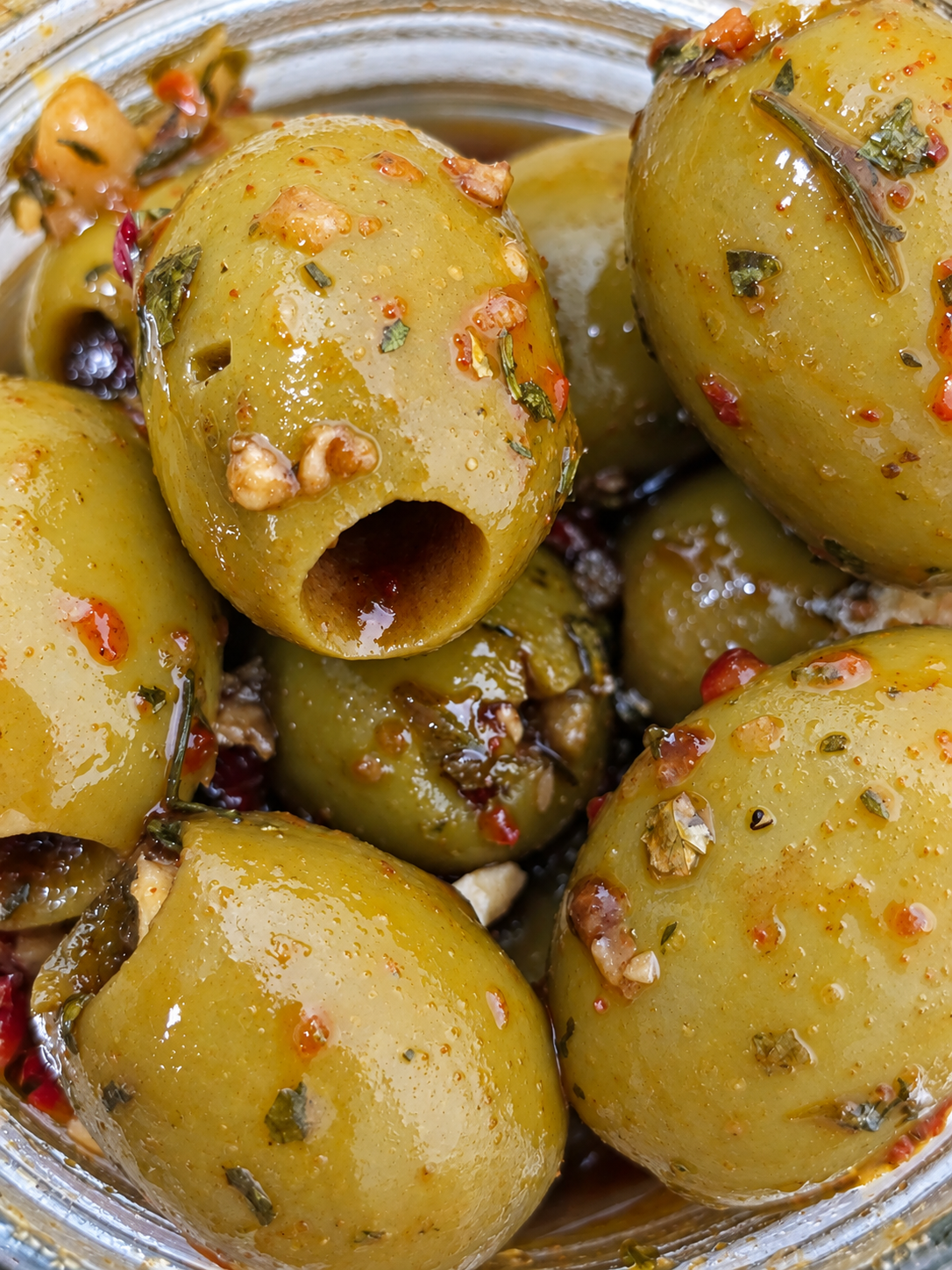 Marinuotos alyvuogės su česnaku 250 g – alyvuogių detalė