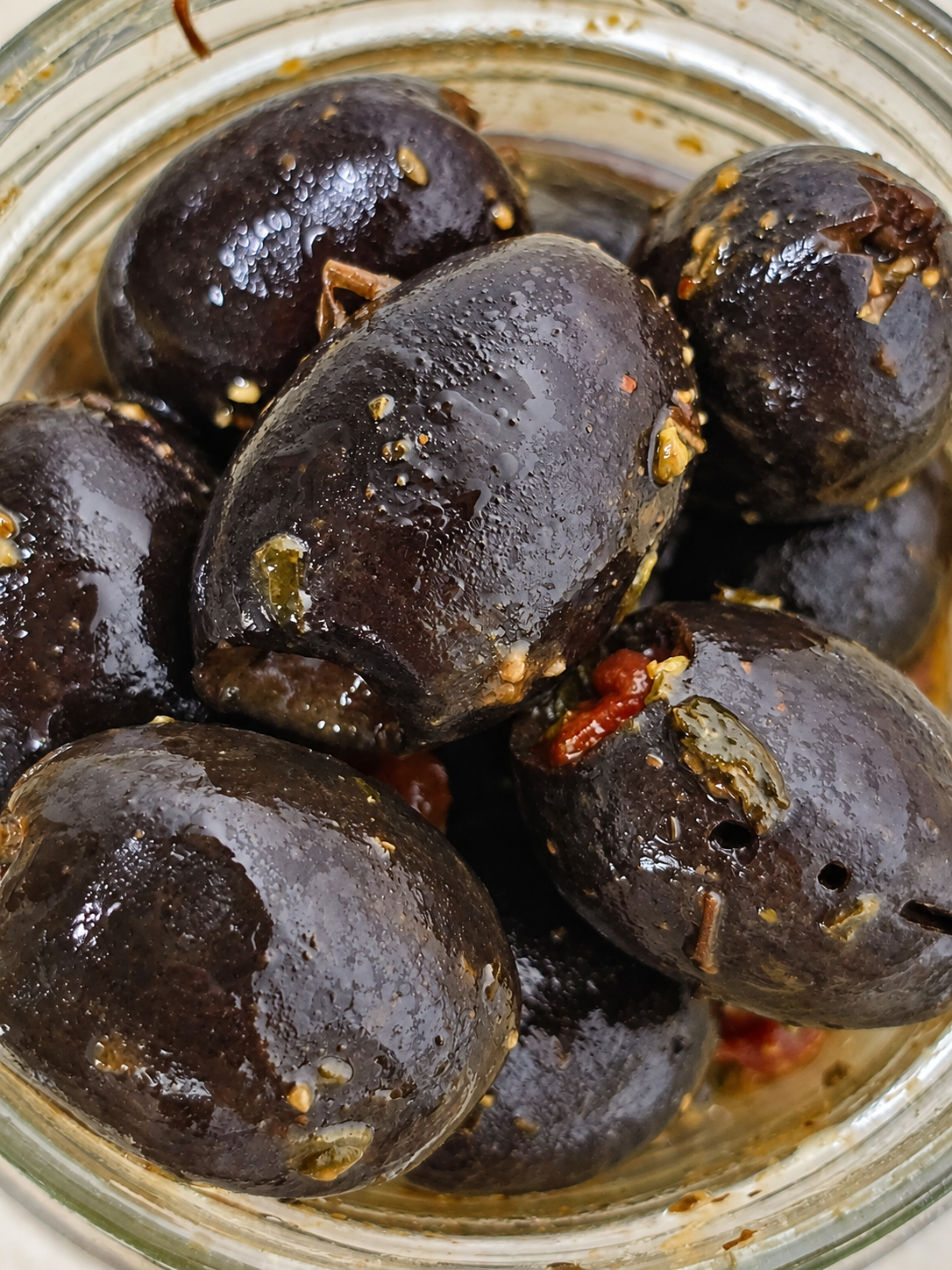 Marinuotos alyvuogės su saulėje džiovintais pomidorais 250 g – alyvuogių detalė